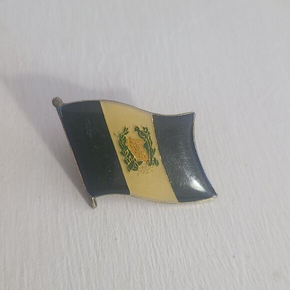 Republic Of Guatemala National Flag Vintage Lapel Pin - Picture 1 of 4